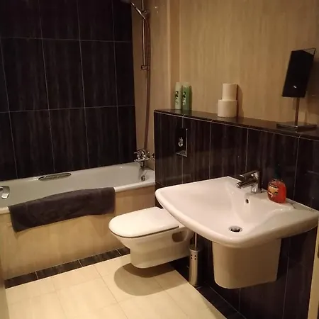 홈스테이 Spacious Luxury Room, Close To Everything. 킬라니