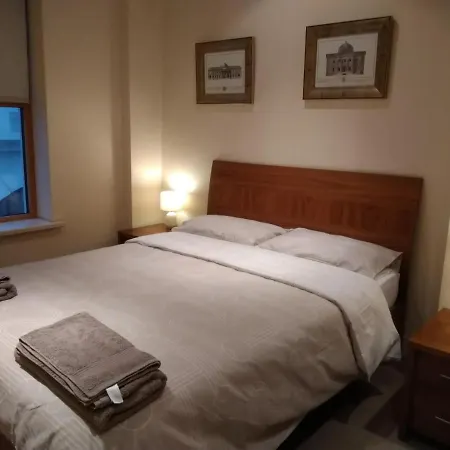 홈스테이 Spacious Luxury Room, Close To Everything.