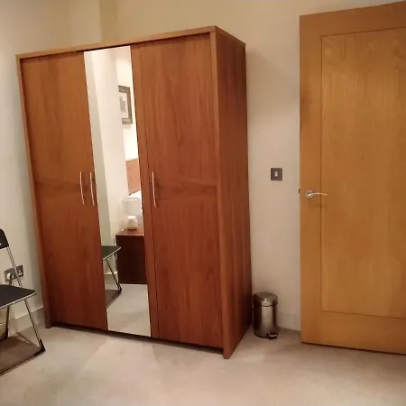 홈스테이 Spacious Luxury Room, Close To Everything. *